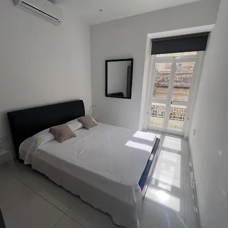 Deluxe One Bedroom 10 Meters From Center Apartament